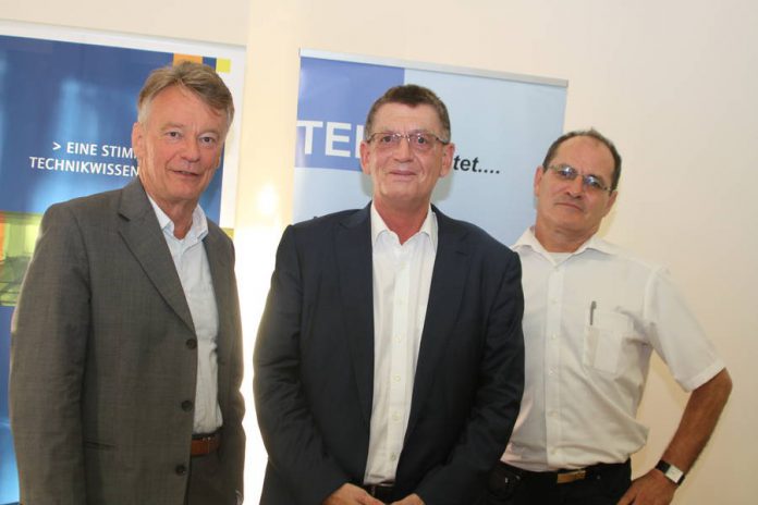 Report: Kraft- und Rohstoffe aus Licht und Luft acatech Präsidiumsmitglied Hermann Requardt (v.l.), der Chemiker Bernhard Rieger von der TU München und Wissenschaftsjournalist Arno Kral, der Vorsitzende der Journalistenvereinigung TELI, während der acatech am Dienstag-Veranstaltung zur künstlichen Fotosynthese (Foto: acatech)