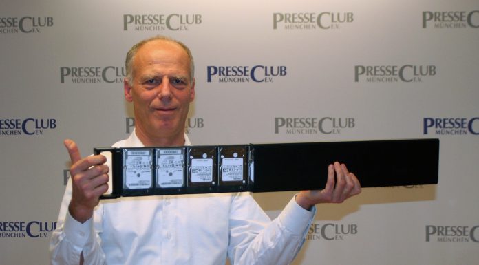 Report zum TELI-Jour-fixe: „Beste Architektur für aktive Archivspeicher“ Matthias Zahn, CEO der FAST LTA AG, mit Silent Brick beim TELI-Jour-fixe.