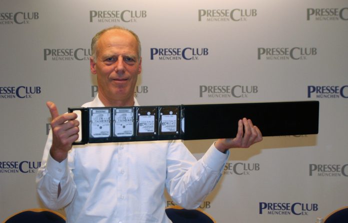 Report zum TELI-Jour-fixe: „Beste Architektur für aktive Archivspeicher“ Matthias Zahn, CEO der FAST LTA AG, mit Silent Brick beim TELI-Jour-fixe.