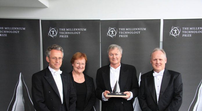 Ingenieur-Nobelpreis für künstliche Photosynthese Gruppenbild mit Dame: Spannung weg, Champagner entkorkt. Die Preisträger nach dem Urteil der Jury. Mit dabei: die finnische Staatspräsidentin.