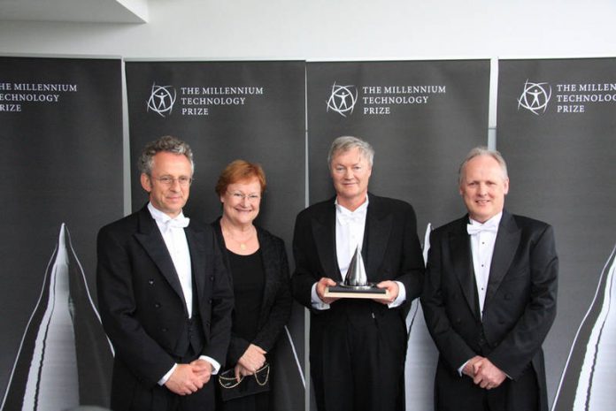 Ingenieur-Nobelpreis für künstliche Photosynthese Gruppenbild mit Dame: Spannung weg, Champagner entkorkt. Die Preisträger nach dem Urteil der Jury. Mit dabei: die finnische Staatspräsidentin.