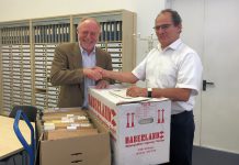 Bereicherung für das TELI-Archiv TELI-Vorsitzender Arno Kral übergibt das "Bormann-Archivs" an Dr. Wilhelm Füßl, Chef-Archivar des Deutschen Museum München.