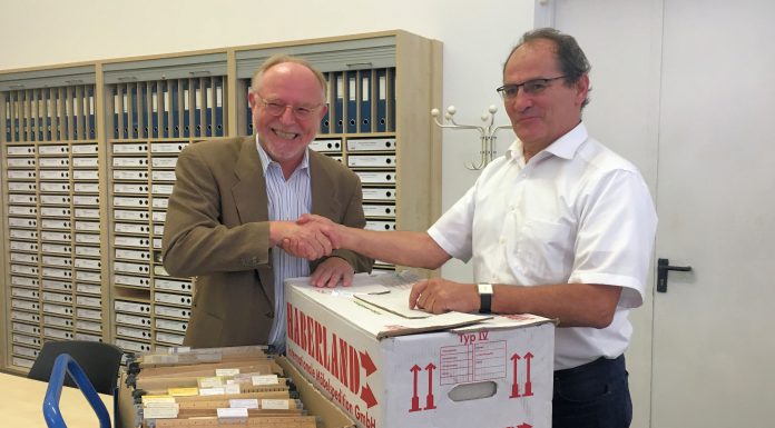 Bereicherung für das TELI-Archiv TELI-Vorsitzender Arno Kral übergibt das "Bormann-Archivs" an Dr. Wilhelm Füßl, Chef-Archivar des Deutschen Museum München.