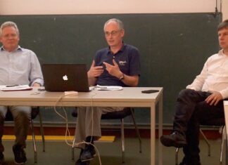 Podiumsdiskussion der TELI zur Rolle des Krieges bei technischen Entwicklungen Die drei Referenten vor einer Wandtafel. Von links: Dr. Frank Dittmann, Dr. Robert Kluge und Peter Knoll.