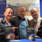 DER PLANET DENKT UM – Eine anspruchsvolle Buchpräsentation Illustre Runde bei der Buchvorstellung des neuen Buchs von Tilman Steiner. (v.l.n.r.: Wolfgang Goede, Tilman Steiner, Arno Kral, Jean Pütz)