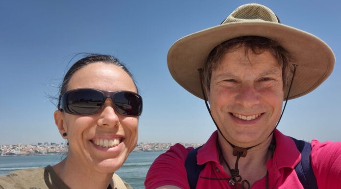 „Harte Zeiten zwingen uns zum Handeln“ Spontanes Treffen: Novais (links) und Peter Knoll trafen sich in Cacilhas zu einem ausführlichen Gespräch über Wissenschaftsjournalismus und Wissenschaftskommunikation. Die weltberühmte Altstadt von Lissabon im Hintergrund ist vom Klimawandel bedroht - ein wichtiges Thema für beide Medienvertreter. Foto: Peter Knoll