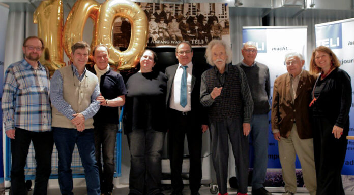 Geburtstag Nr. 2 x 3 x 3 x 5 – Von Herzen: Alles Gute, Jean Glücks-Pütz! Helmut Scheel, Peter Knoll, Wolfgang Goede, Nina Eichinger, Arno Kral, Jean Pütz, Gert Voland, Dietmar Schmidt, Katrin Richthofer (v.l.)