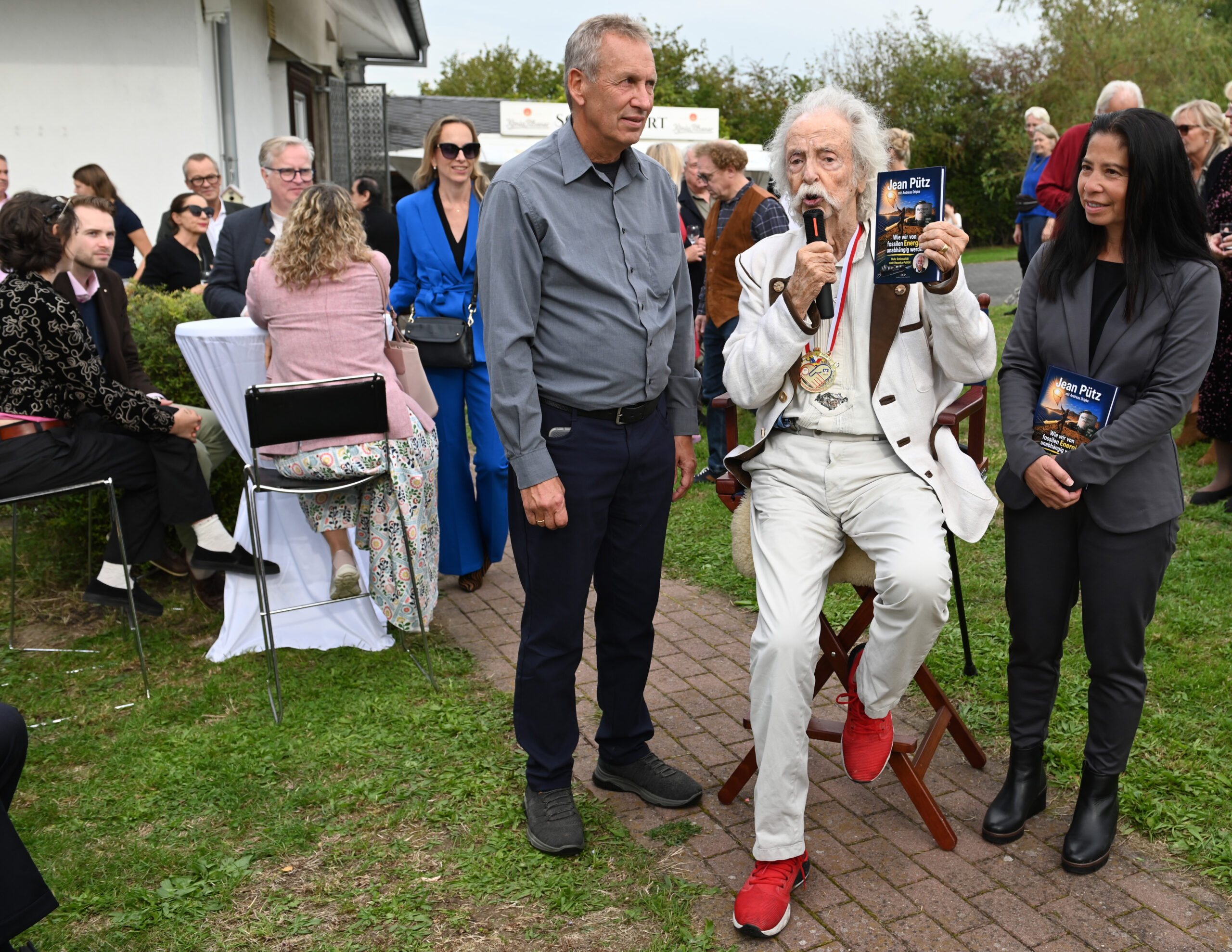 Jean Pütz: 90-jährige Legende kämpft für Toleranz und Technik im Dienst der Nachhaltigkeit Buchvorstellung: Jean Pütz nutzt seinen 90. Geburtstag, um gemeinsam mit Andreas und Hang Dripke sein neuestes Werk vorzustellen. Foto: Peter Knoll